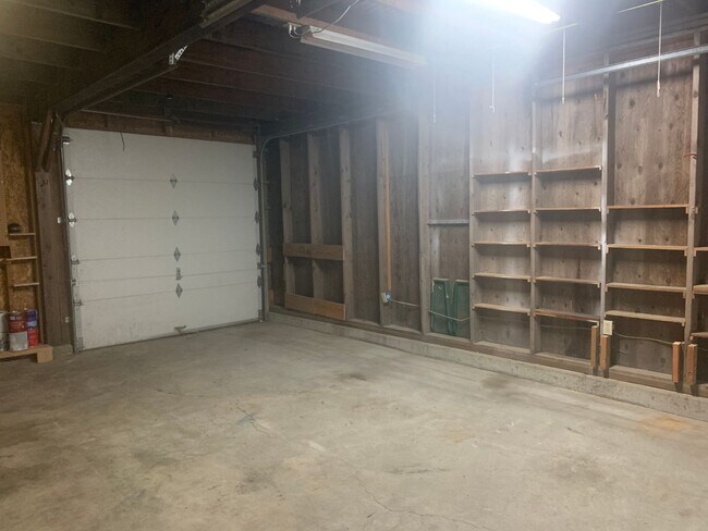 Building Photo - Newly Updated 2 Bed. 2 Bath Home on Fenced...