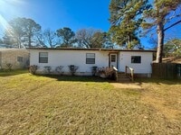 Building Photo - 4-bed, 3-bath, HUGE yard!