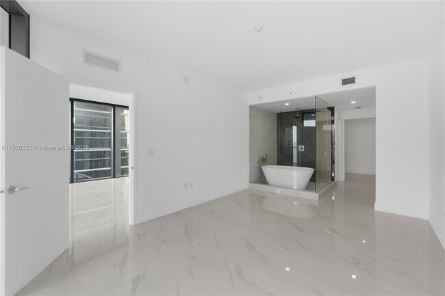 Building Photo - 700 NE 24th St