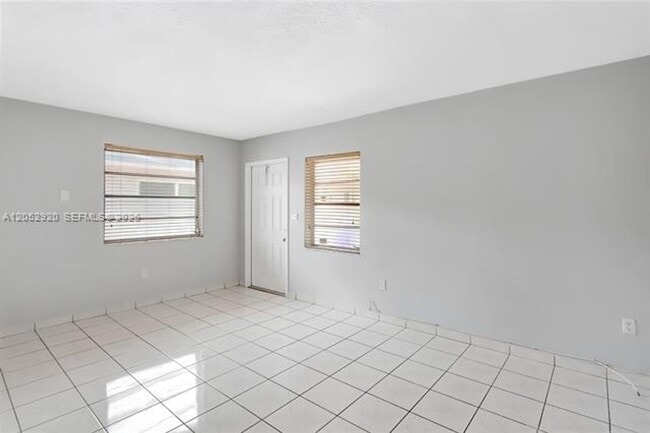 Building Photo - 2476 SW 17th St