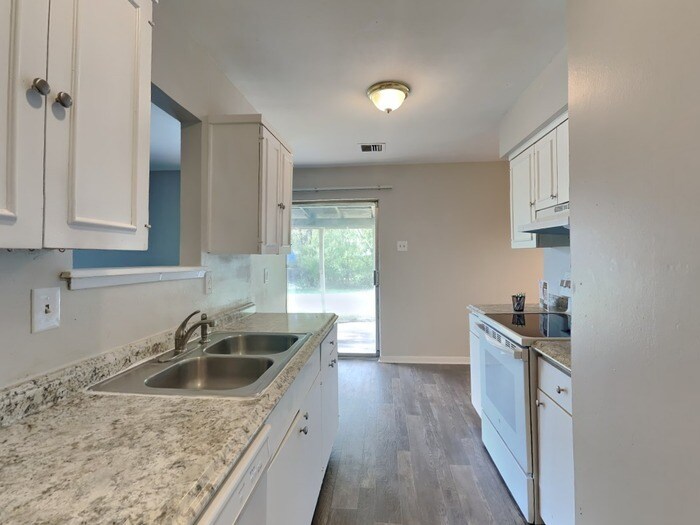 Building Photo - 116 Yorkshire Dr