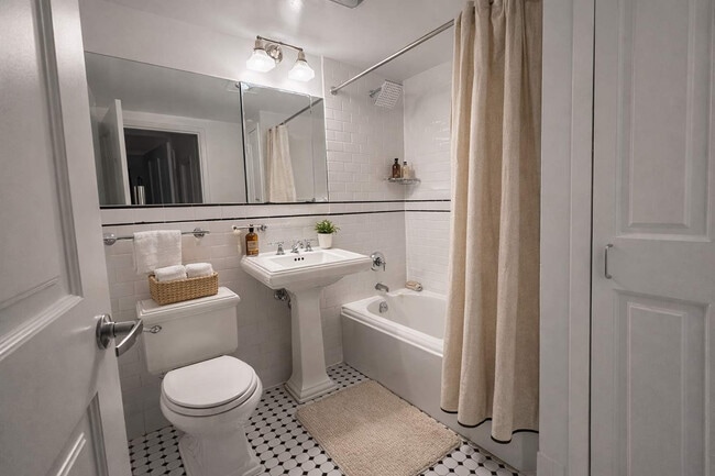 Building Photo - 350 W 43rd St