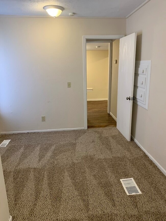 Building Photo - Updated and Spacious 2 Bedroom Home!