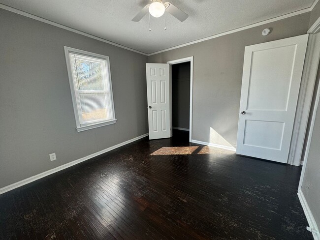 Building Photo - Adorable two bedroom one bathroom home loc...