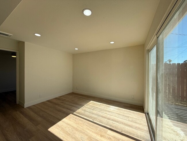 Building Photo - 1105 E Ave J 4