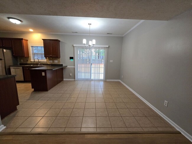 Building Photo - NEW LISTING!!!!!