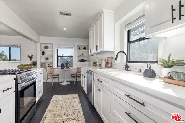 Building Photo - 9125 David Ave