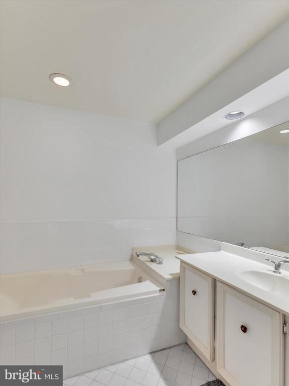 Building Photo - 31 Valerian Ct