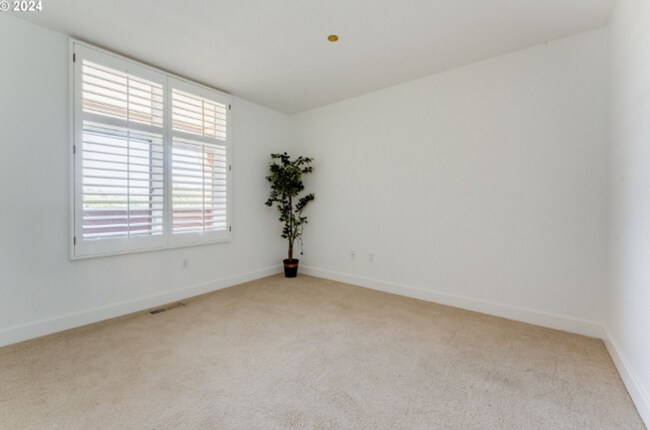Building Photo - Elegant Riverfront Condo with Panoramic Vi...