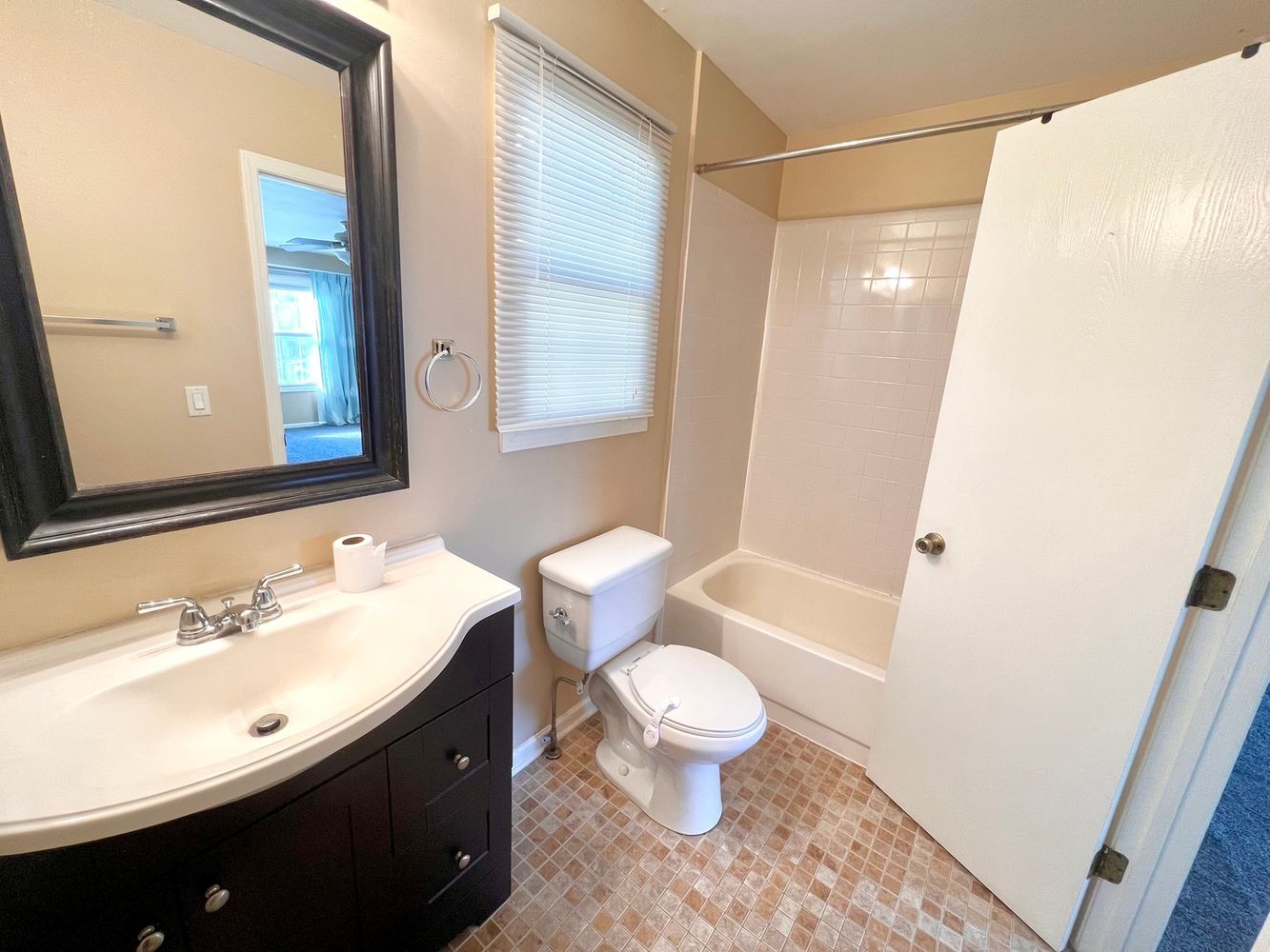 Building Photo - 17 Le Jardin Ct