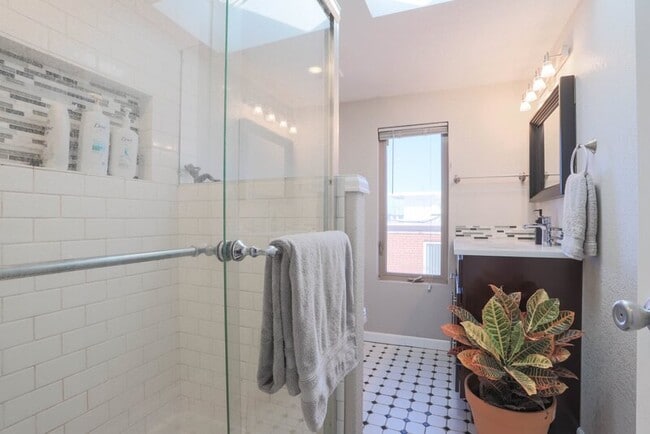 Building Photo - 2220 W 31st Ave