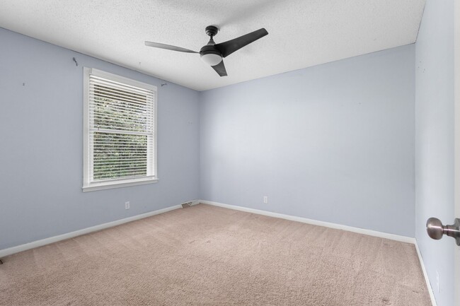 Building Photo - 2560 Memorial Dr