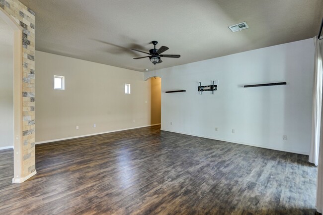 Building Photo - Amazing Three Bedroom - Rio Rancho & Berna...