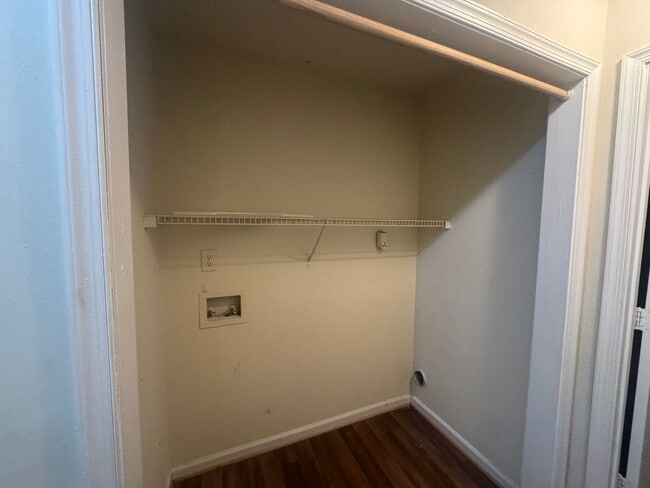 Building Photo - Cozy Private Living in Suffolk