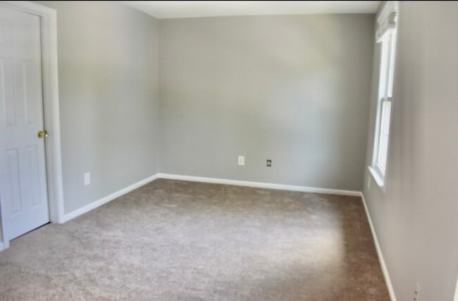 Master bedroom - 5010 Kenilworth Ave