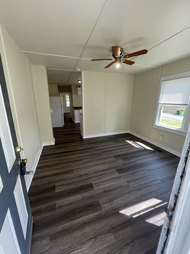 Building Photo - One Bedroom one Bathroom