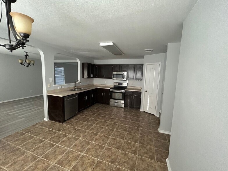 Building Photo - 431 Golden Walk