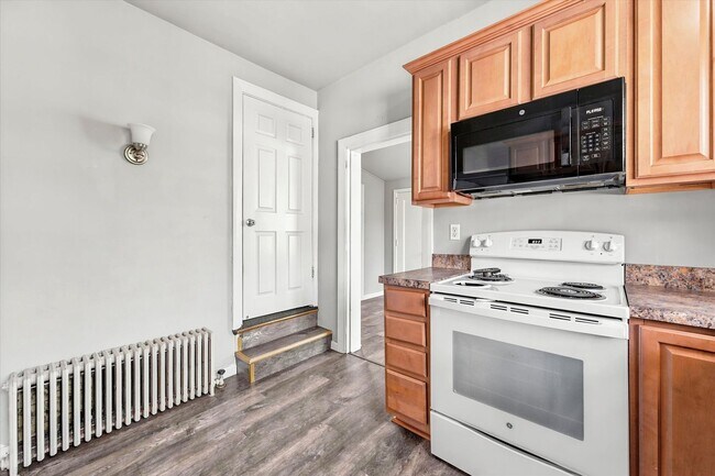 Building Photo - Student Rental next to WCU Campus | 3 Bed Single Family Home w/ Covered Front Porch, Yard & Basem...