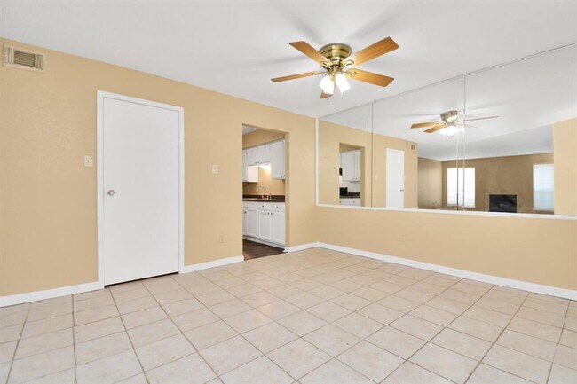 Building Photo - 7400 Bellerive Dr
