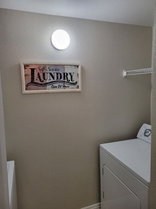 Building Photo - Amazing 1 bd Condo Awaits You!