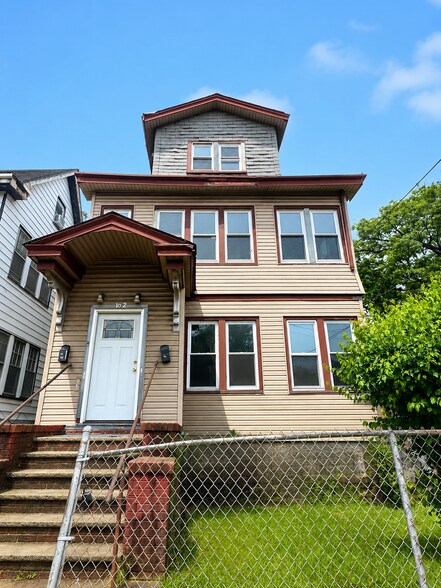 Building Photo - 192 Mapes Ave