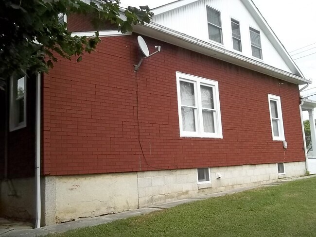 Building Photo - 831 W Middle St
