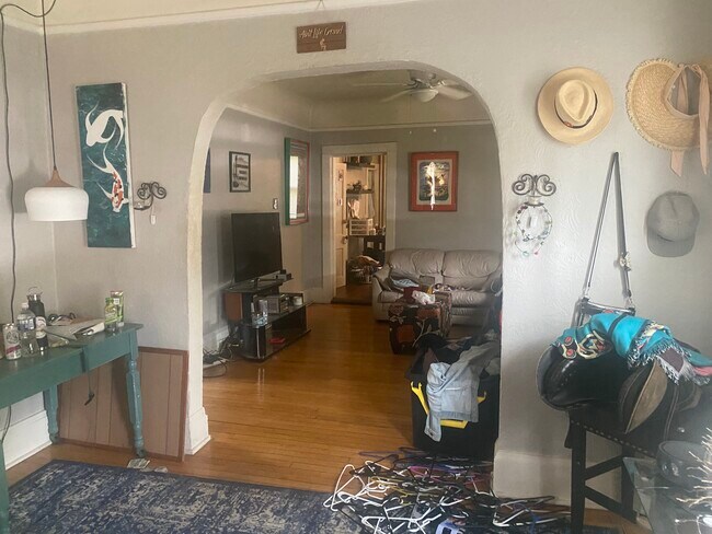 Entry Flex Space to Living Room - 1547 N Astor St