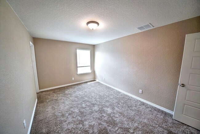 Building Photo - Beautiful 3-Bedroom Home with Flex Space in Universal City - Realtor Commission: $600