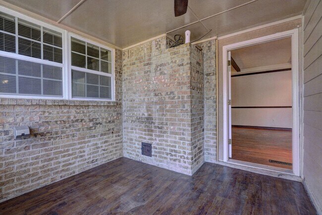 Building Photo - 4 bed 3 bath home!
