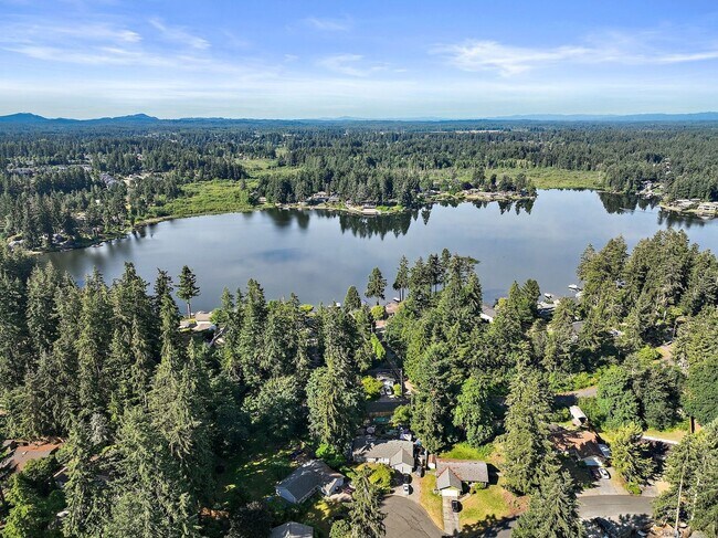 Building Photo - Lakeside Living in Lacey's Lake Forest Nei...