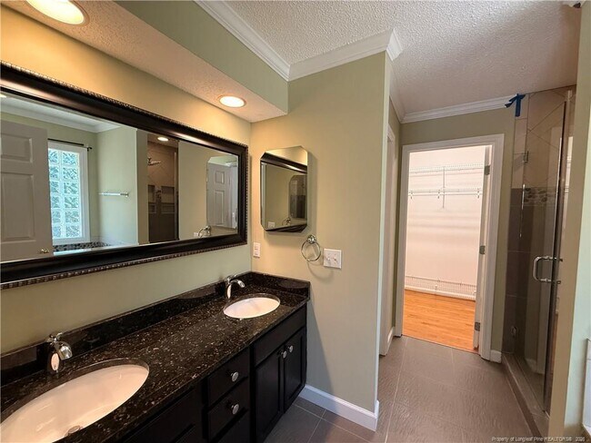 Building Photo - 995 Greenbriar Dr