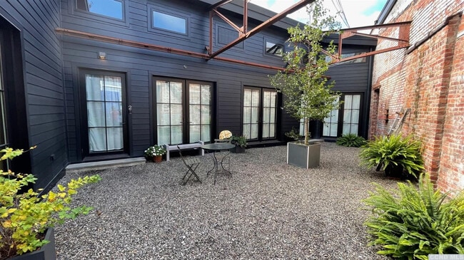 Building Photo - 747 1/2 Columbia St