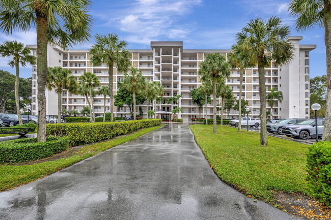 Building Photo - 3050 N Palm Aire Dr
