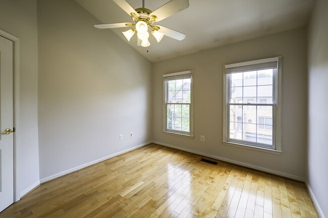 Building Photo - Tower Oaks First-Time Townhome in Rockville is Move-in Ready!
