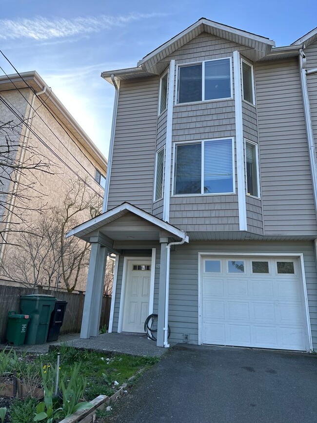 Building Photo - Lake City Living at Its Best Spacious 3BR Townhome with Garage & Easy I-5 Access