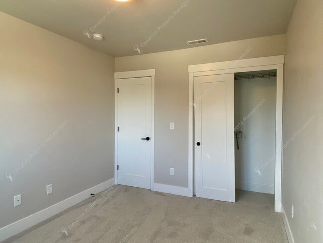 Building Photo - Newer 3BR - 2.5BA Home a Sought-After Redm...