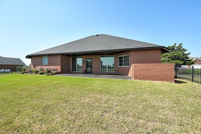 Building Photo - 1920 Fairway Dr