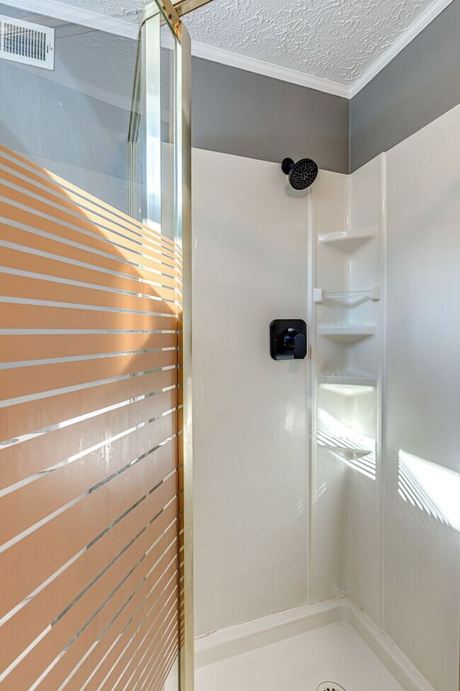 Building Photo - 4 Bedroom Glencliff Home With Garage