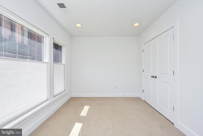 Building Photo - 8337 Looking Glass Way