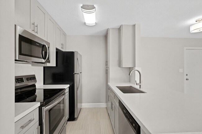 Building Photo - 2201 Fountain View Dr