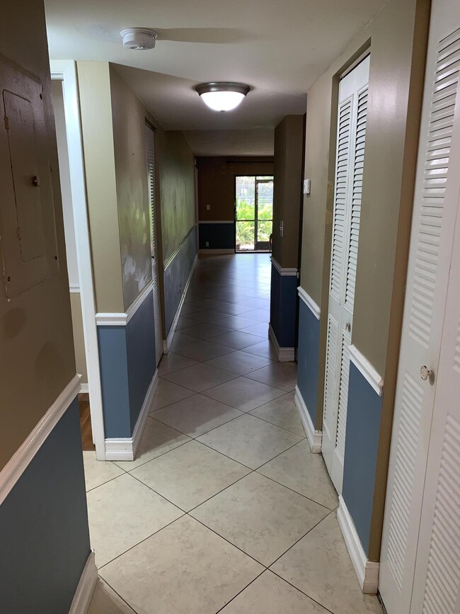 Building Photo - 2015 Coral Ridge Dr