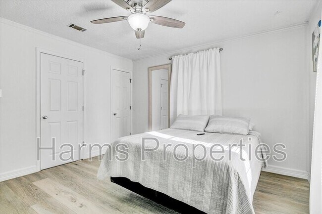 Building Photo - 185 Weiss Bluff Rd
