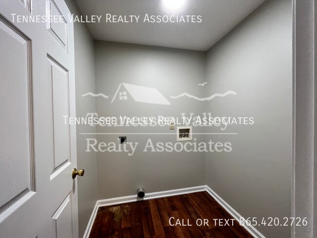 Building Photo - 900 Kirk Ave