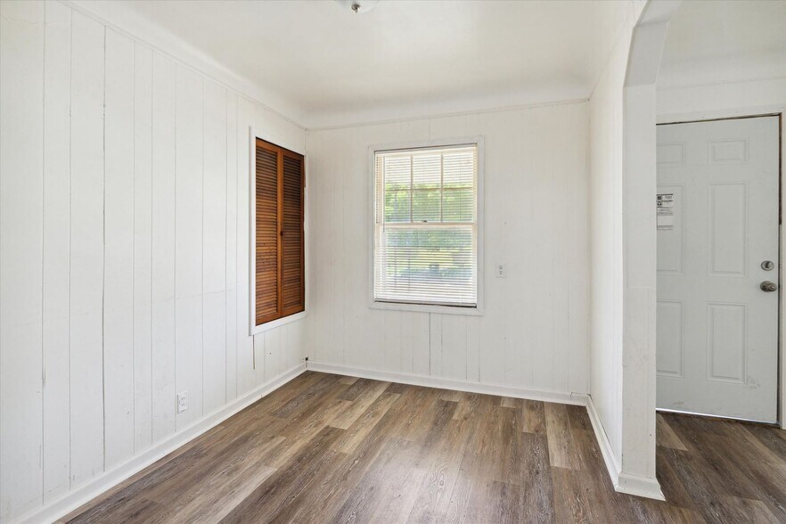 Building Photo - Remodeled 4B 1B Home $1,275