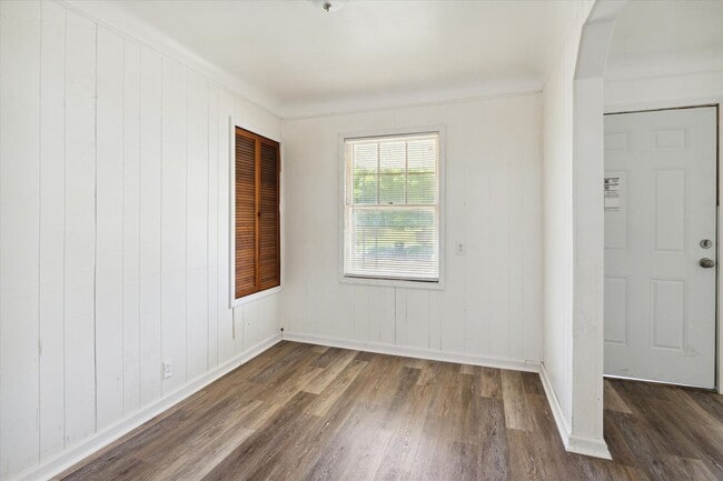 Building Photo - Remodeled 4B 1B Home $1,275