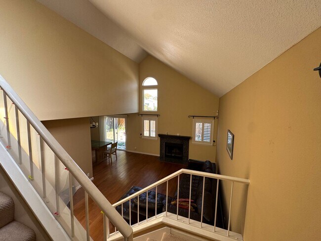Building Photo - Beautiful 3bd/2.5 bath Townhome