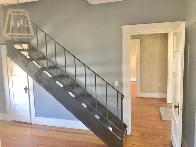 Building Photo - 3 Bedrooms 1 Bath