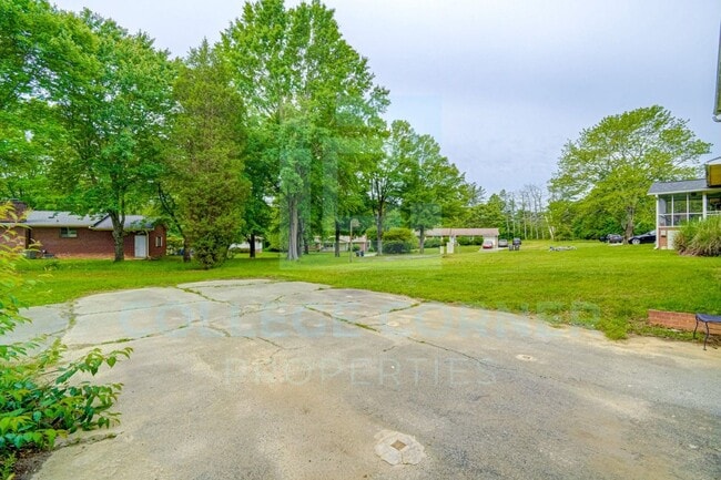 Building Photo - 810 Polo Rd