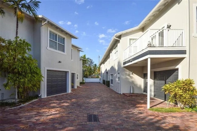 Building Photo - 303 SE 22nd St