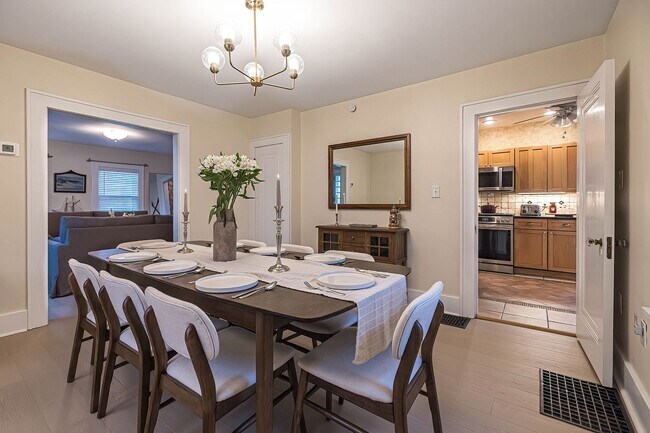 Building Photo - Quaint 4 bedroom Erie Home with Central Air & Garage Parking (Month to Month available)